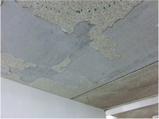 共用廊下天井塗装の剝がれの様子